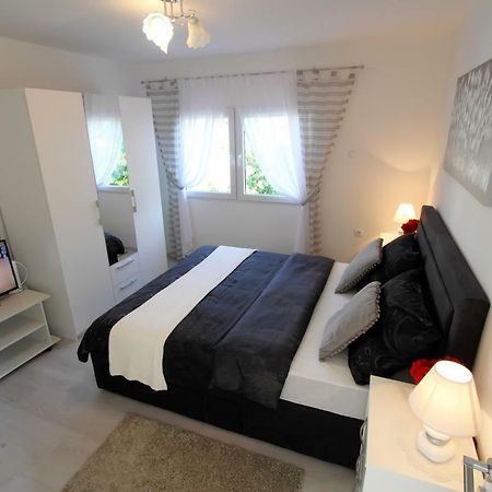 Appartement Apartman Ana à Otočac Extérieur photo