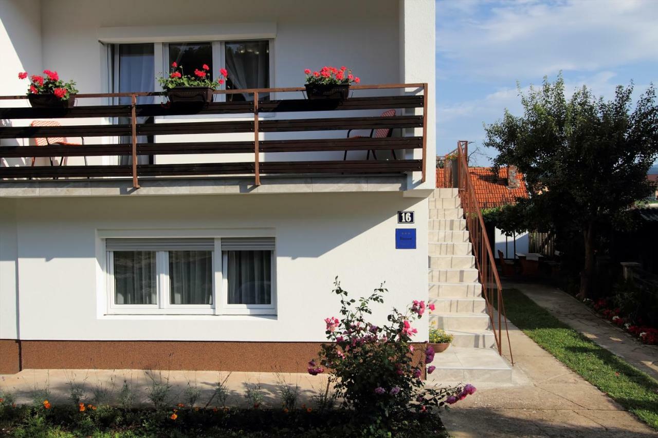 Appartement Apartman Ana à Otočac Extérieur photo